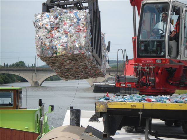 Déchargement de matières plastiques (photo : Port de Limay)