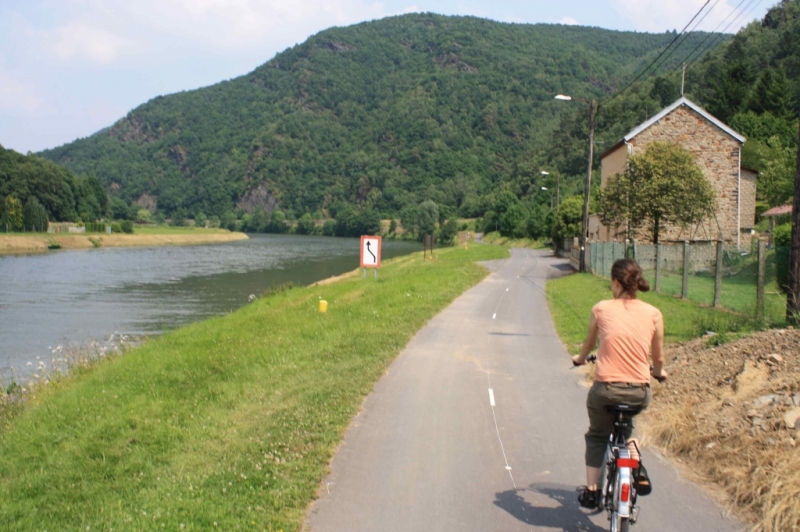 La piste cyclable "trans-Ardennes" sur le halage de la Meuse (Photo CDT Ardennes)