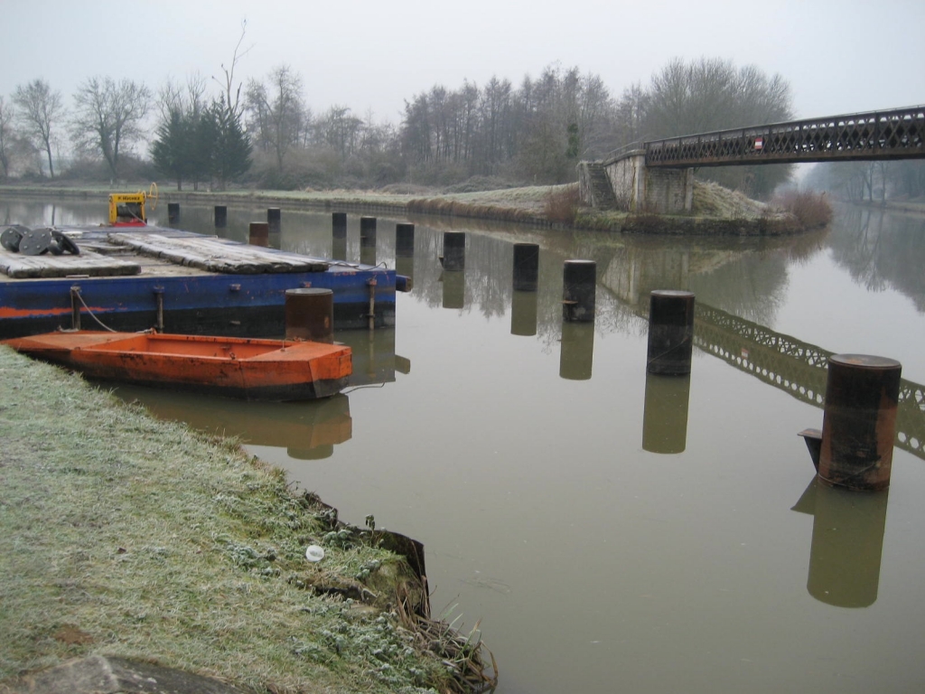 Les "quilles" de la jonction. À G. le canal de Briare, à D. le canal d'Orléans (Photo YCC)