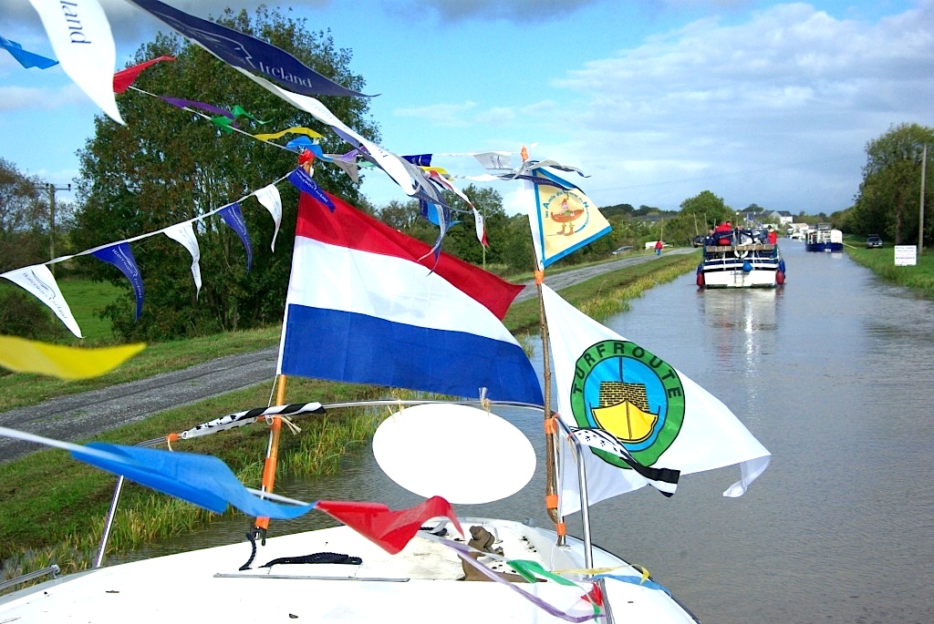 Bateaux pavoisés sur le Royal-Canal (Photo D.MAAS)
