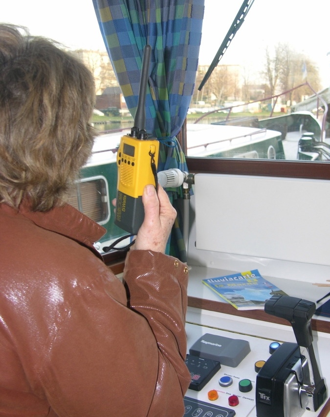 VHF portative en navigation fluviale (photo PJL)