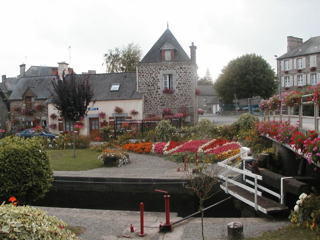 Écluse fleurie en Bretagne (Photo PJL)