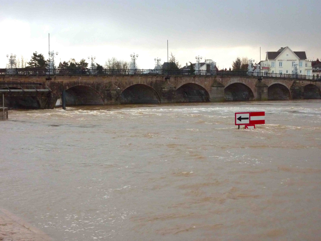 Crue de la Saône : barrage noyé à Gray (Photo S.Quinard)