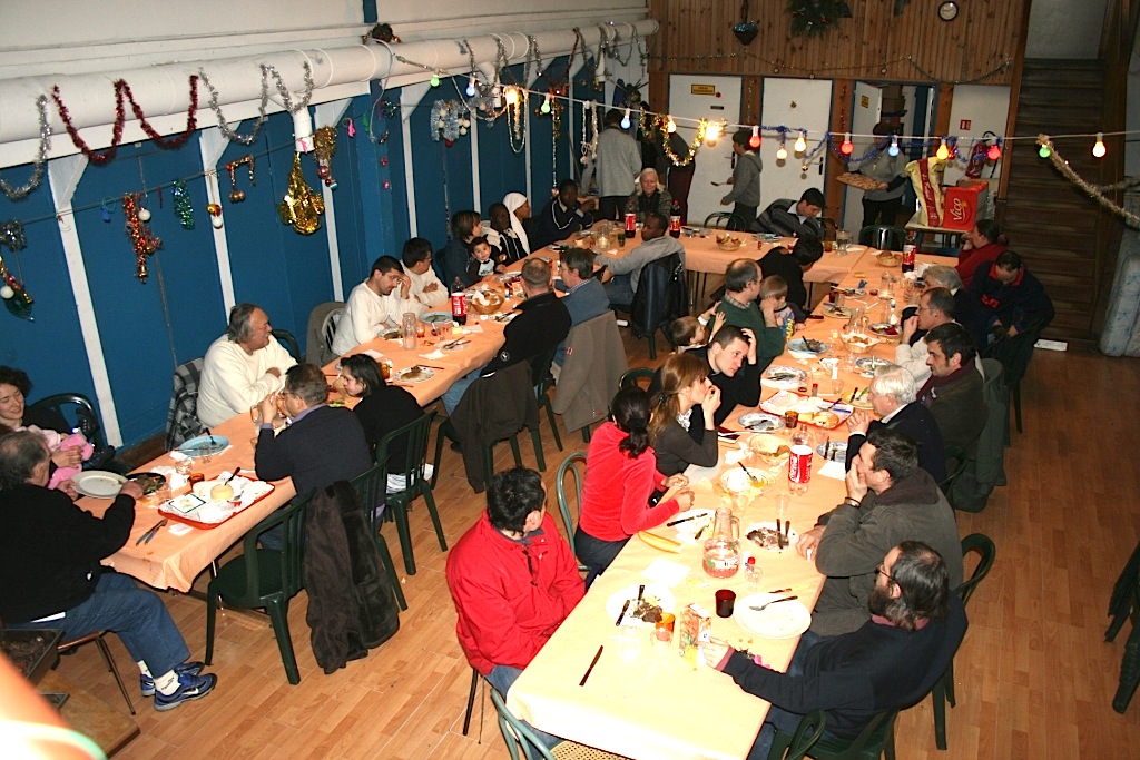 Salle à manger du bateau-chapelle "Je Sers" (Photo La Pierre Blanche)