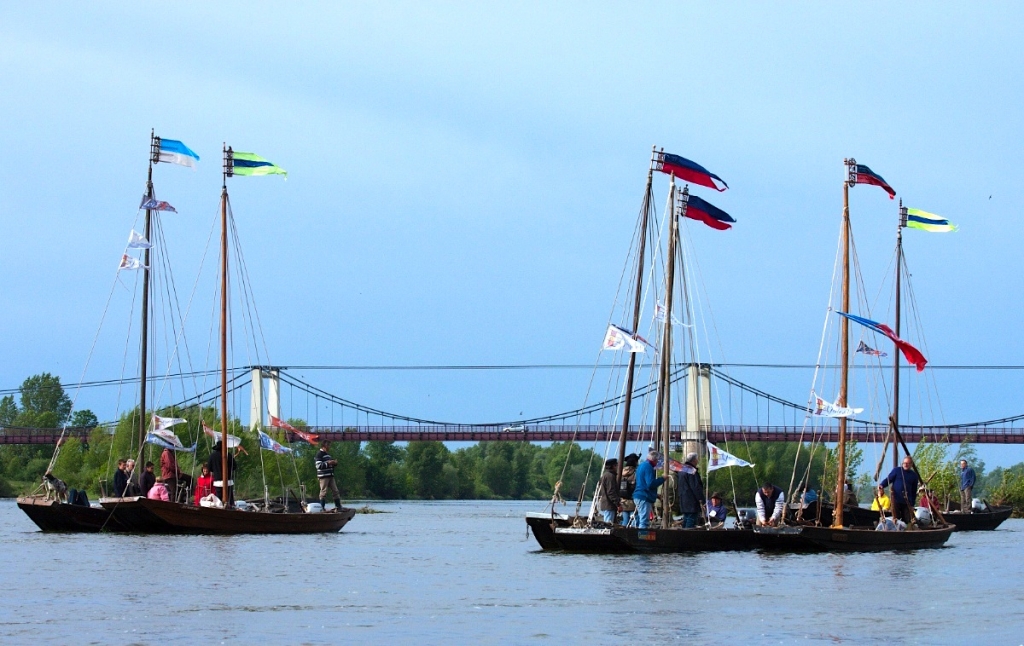 Les bateaux traditionnels de la "Remontée du Saumon" (Photo M. Roger)