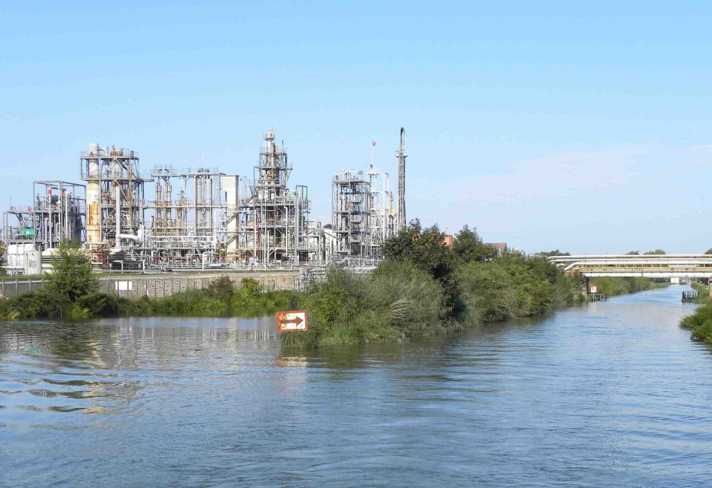 L'usine Solvay vue du canal (Photo PJL)