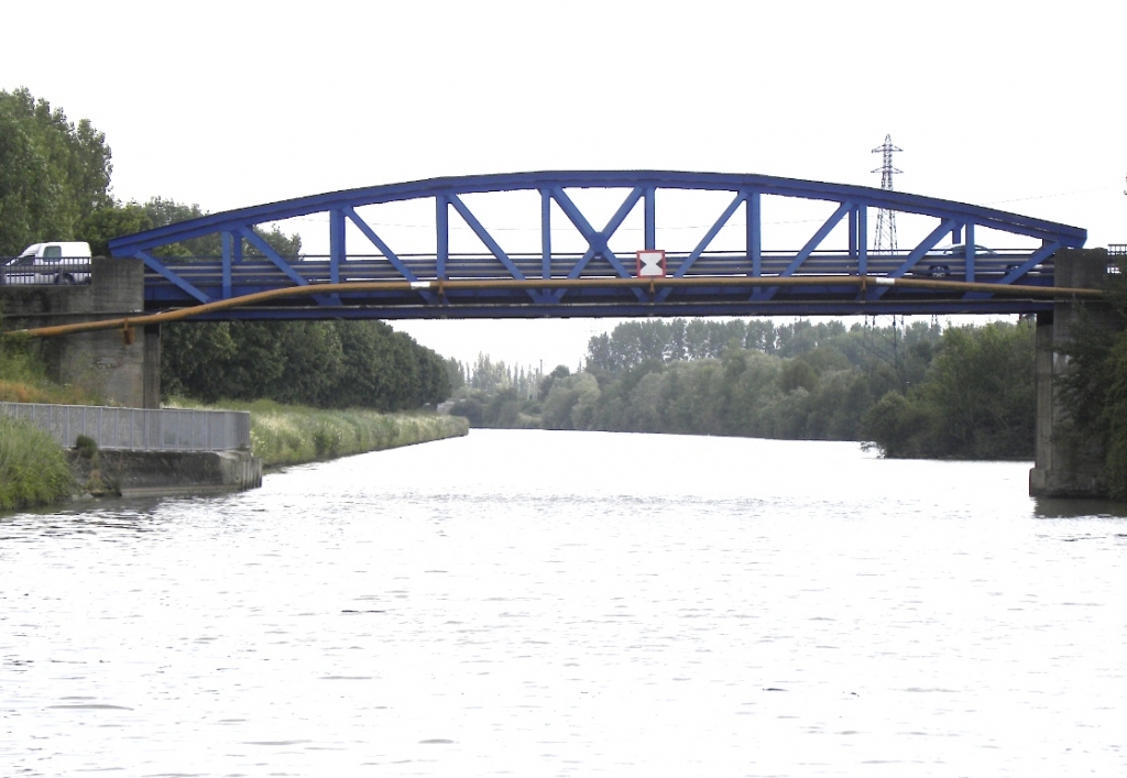 Le pont de la D8 sur la dérivation de la Moselle (Photo PJL)