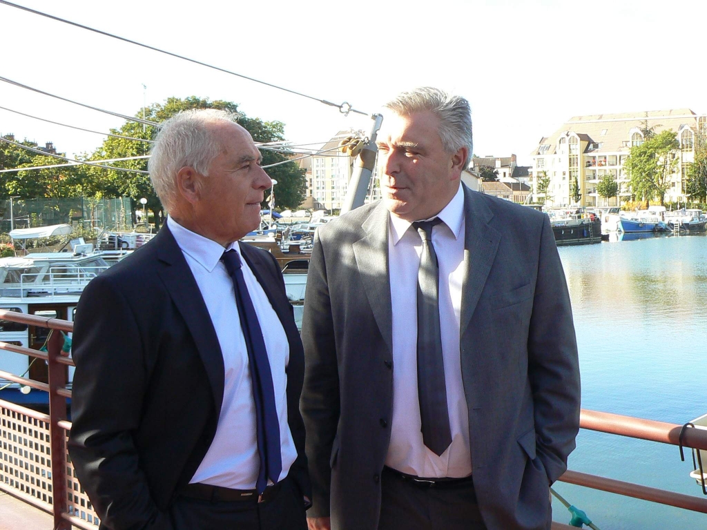 François Patriat et Frédéric Cuvillier sur le pont du "Cancale" (Photo Ph. Ménager)