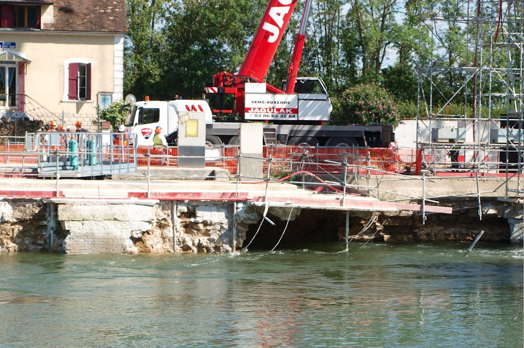 Effondrement du bajoyer de l'écluse de Saint-Bond (Photo VNF)