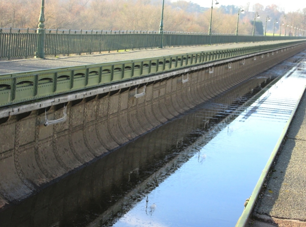 La ligne d'anodes du pont-canal de Briare (Photo VNF)