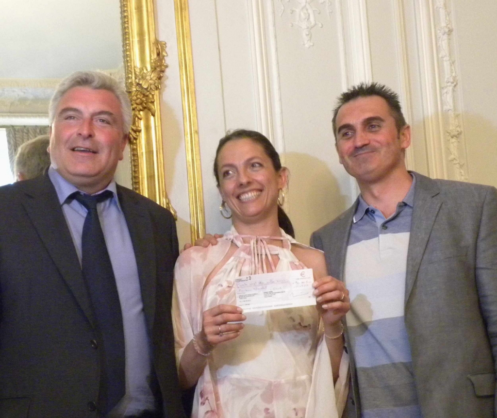 Frédéric Cuvillier remet le chèque de Fluvial Initiative à Caroline et Fabien Blanchet (Photo PJL)