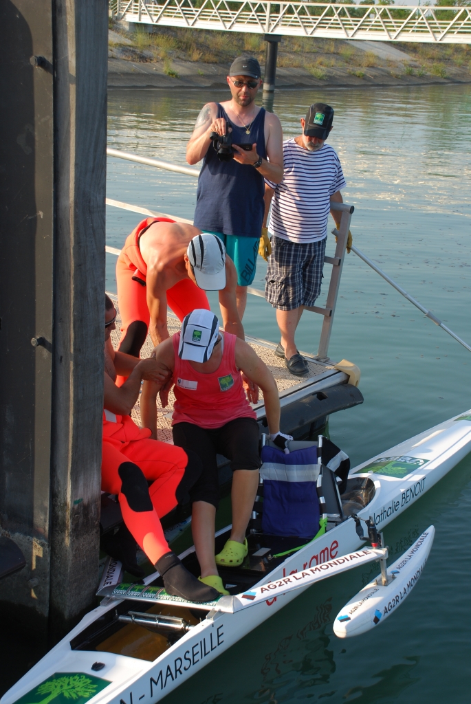 Nathalie Benoit sort de son skiff au ponton d'accueil (Photo J.-F. Macaigne)