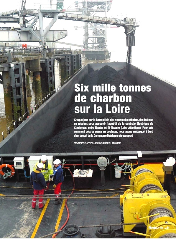 6000 tonnes de charbon poussées sur la Loire par le "Val d'Avel" (Photo J.Ph Lamotte)