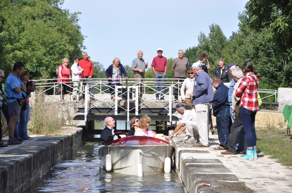 Canal de Berry - un bateau dans l'écluse de Launay (Photo ARECABE)