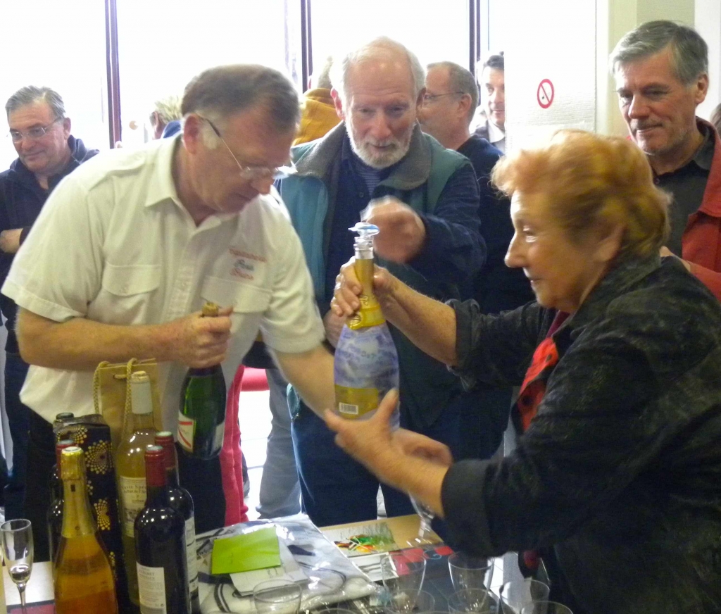 Charlette Thévenot remet à Bruno Barbieux la bouteille de Champagne "garnie" par les plaisanciers (Photo PJL)