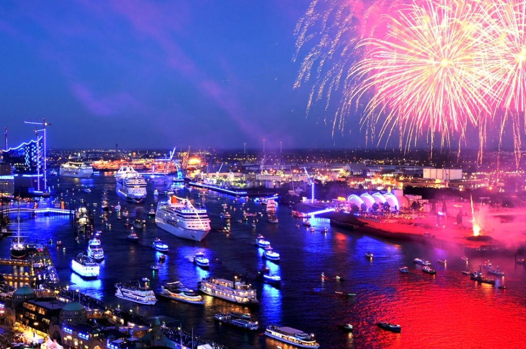 Une lumière bleue habille le port d’Hambourg. (BSC media-Manuel Lebowsky)