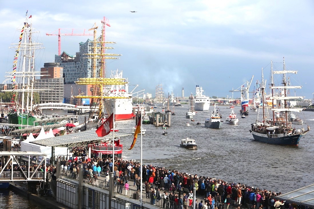  Une grande parade pour l’anniversaire du port de Hambourg. (HMC-Stephan Wallochen)