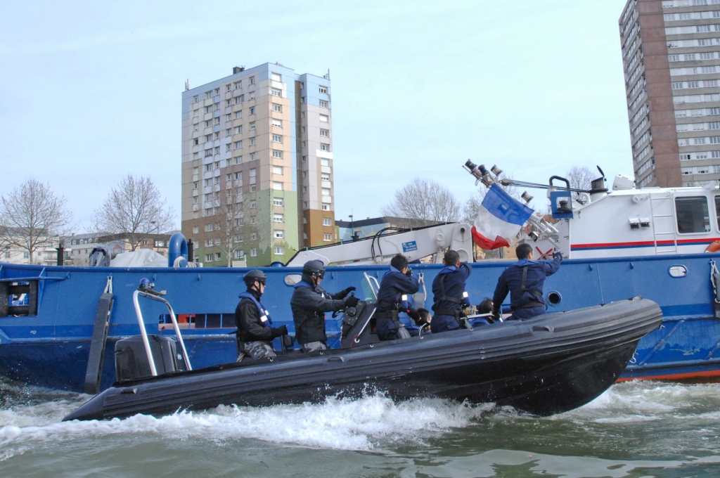 La Brigade fluviale accompagne l'"Île de France" (Photo BF)