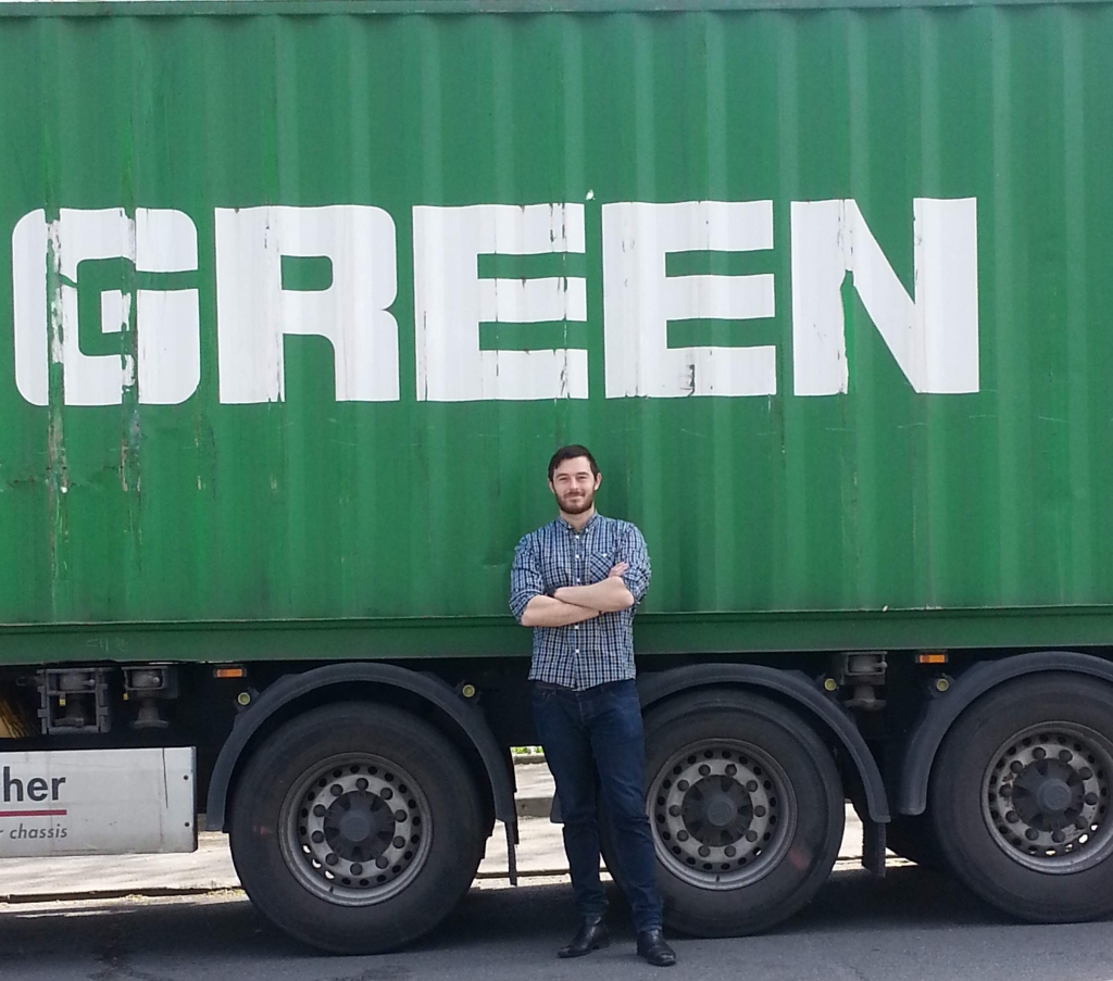 Sébastien Le Balch devant un conteneur de "Green Supply Chain"