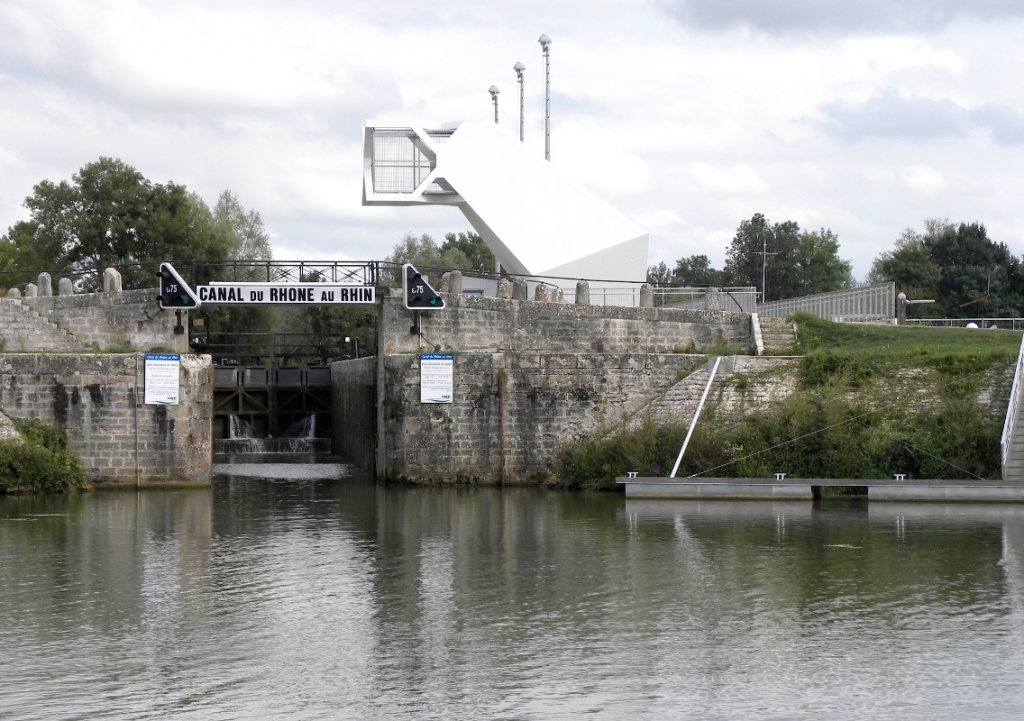 Pontons d'attente à l'entrée du canal du Rhône au Rhin (Photo PJL)