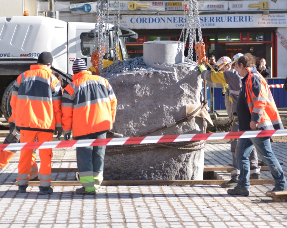 Enfouissement de la pierre bleue de Molenbeek (Photo mairie de Molenbeek)