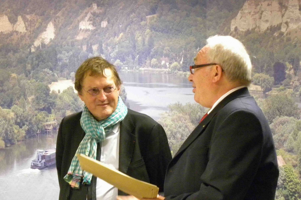 P.Peeters remet à M.Papinutti les dons collectés par l'ANPEI (Photo PJL)