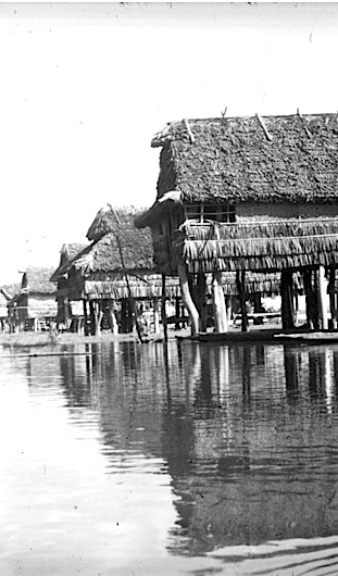 Village lacustre sur le Sepik en 1984 (Photo Ph.Peltier)