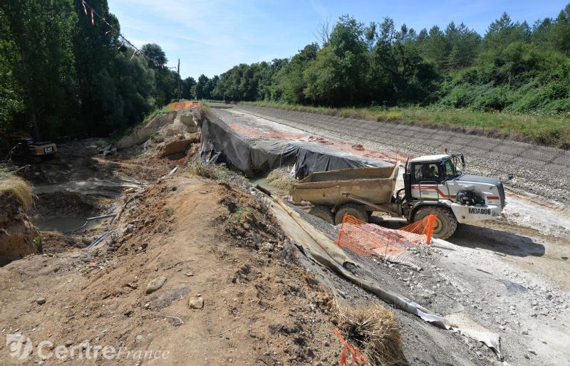 La rupture de la digue a laissé un trou béant de sept mètres de hauteur qu’il va falloir combler. (Photo JB Dos Ramos)