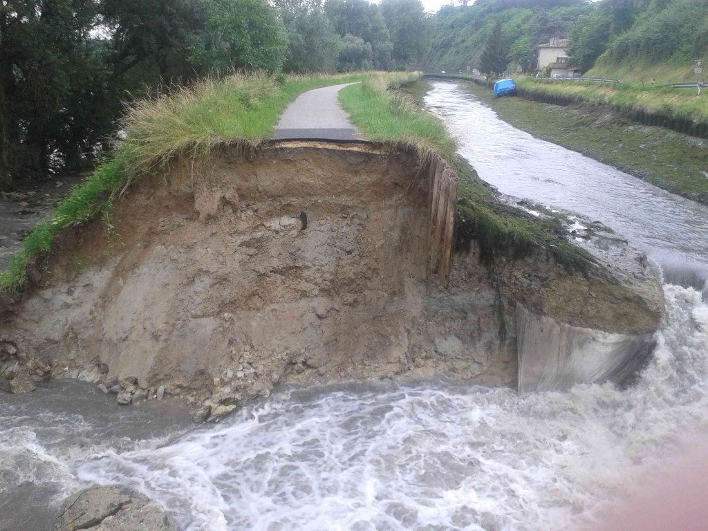 20m de digue effondrée sur le canal de Garonne à Meilhan le 10 juin 2016 (Photo B.Chanal)