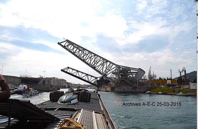 Les ponts de Sète se lèvent pour le "Tourmente" (Photo A.E.C.)
