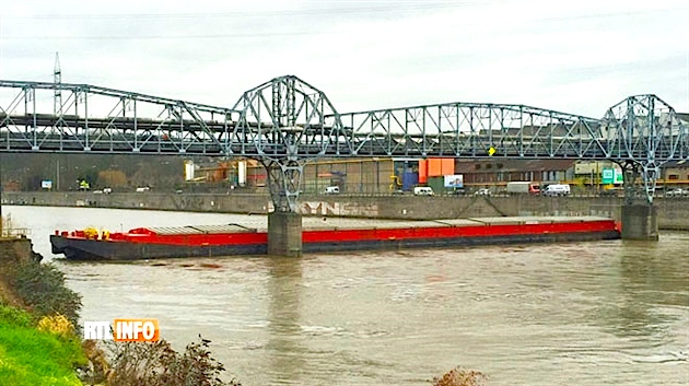 Une barge de 70m échouée en travers du pont de Ferblatil (Photo RTL-Info)