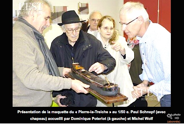 Paul Schnepf remet aux "Amis du Pierre-La-Treiche" la maquette de son bateau (Photo Est-Républicain)