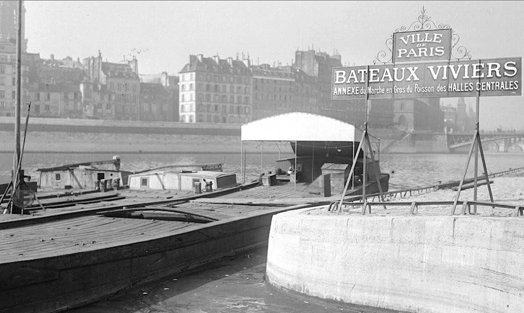 Bateaux viviers au quai de l'Hôtel de Ville de Paris (Photo Agence de Presse Rol)