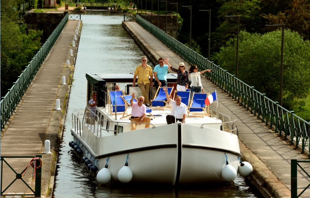 L'"Aligoté", tout nouveau bateau des Canaous sur le pont canal de Digoin (Photo Canalous)