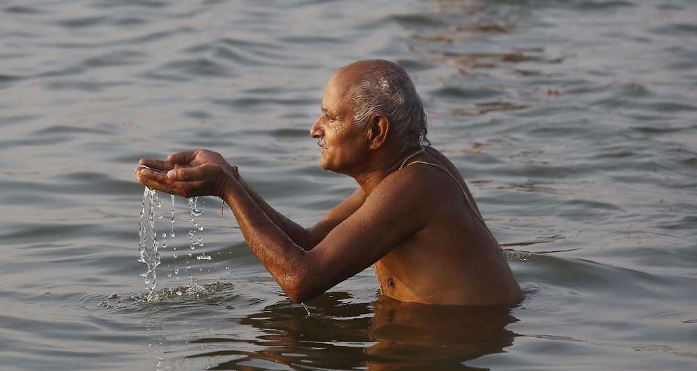 Le gouvernement indien veut vendre sur Internet des bouteilles d'eau du Gange (photo Rajesh Kumar Singh/AP/SIPA)