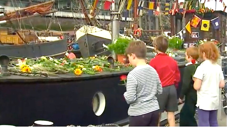 Le bateau de Jo Cox couvert de fleurs, en hommage (Photo Sky News/Cheenshot)