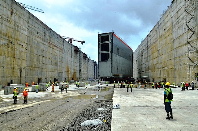 Pose d'une porte des nouvelles écluses du canal de Panama (Photo "L'Orient Le Jour")