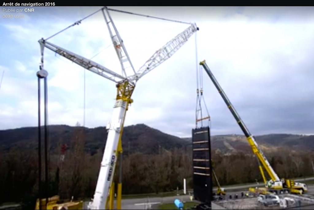 La CNR replace un vantail de l'écluse de Gervans avec une grue de 700 tonnes (Vidéo CNR)