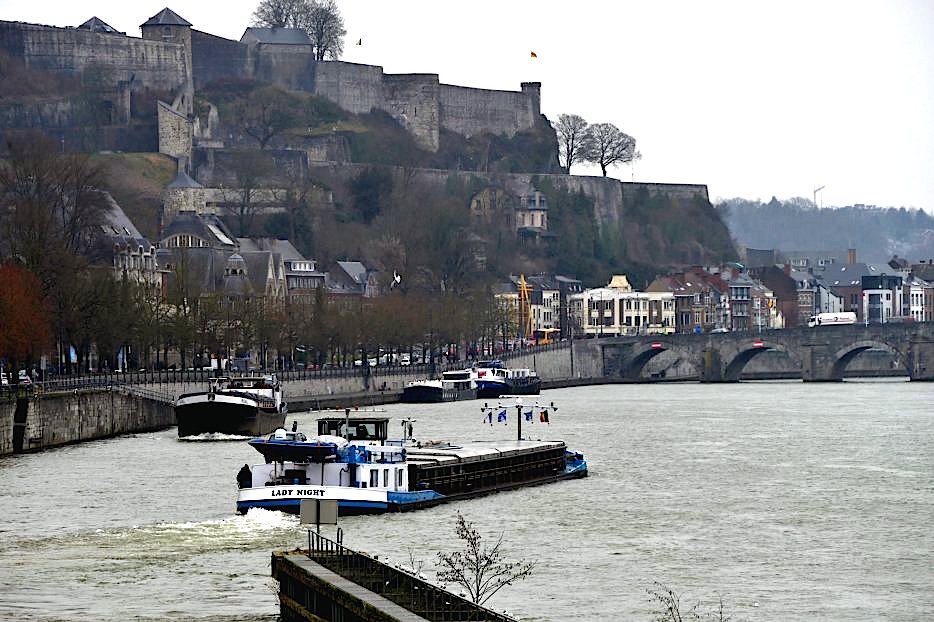 Sortie d'écluse au pied de la citadelle de Namur (Photo A.Pascal)