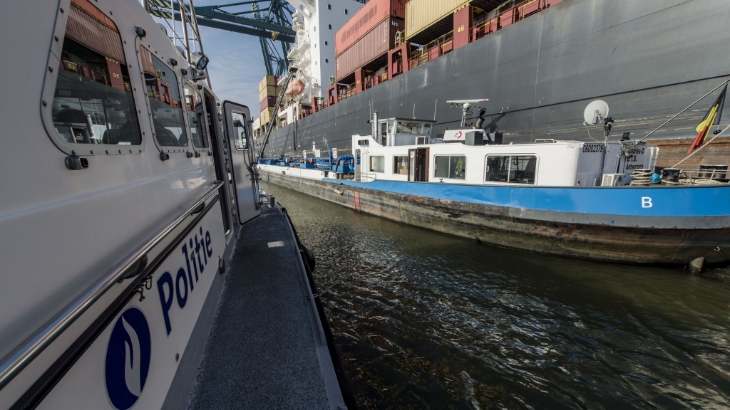 Dans les sillages de la police des ondes au port d'Anvers (Photo L'écho - Jonas Roosens)