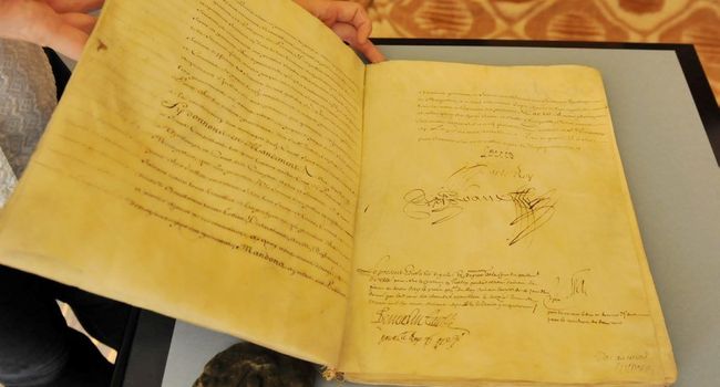 La page porte la signature ronde de Louis, le roi Soleil. A gauche le sceau royal. (Photo DDM, Frédéric Charmeux)