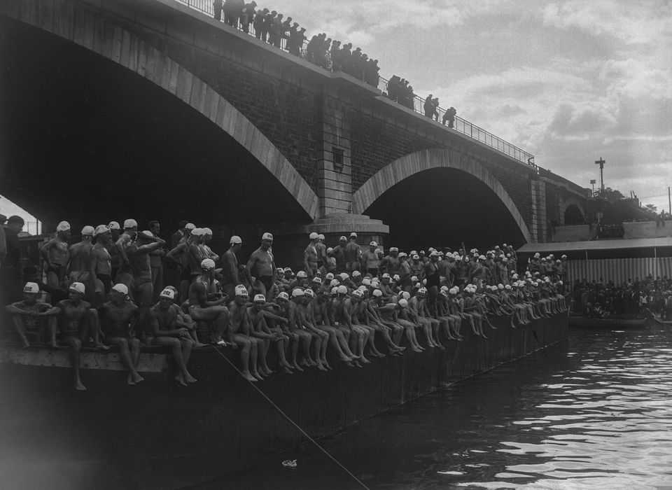 En 1934, 350 nageurs se réunissaient sous le pont National, à Paris, pour une compétition sur la Seine. (Photo Keystone - Gamma-Rapho)