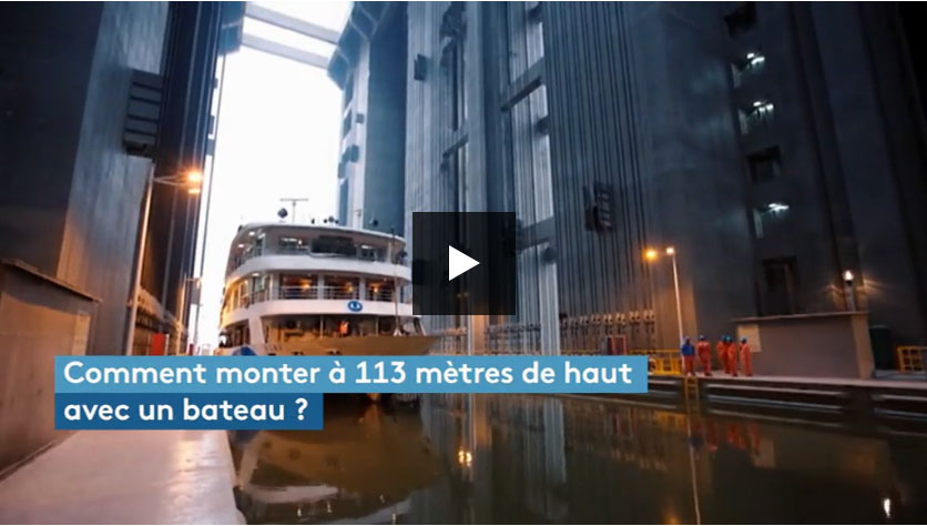 La Chine a inauguré dimanche le plus haut ascenseur à bateaux du monde au niveau du barrage des Trois-Gorges. (Vidéo France TV Info)