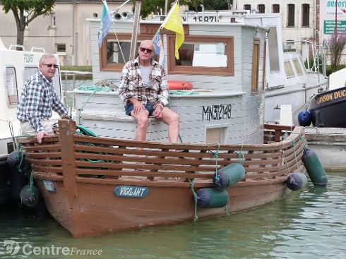 Michel Piat (à droite), navigue souvent en compagnie de son frère Guy qui le suit avec son propre bateau. (Photo TAPIN Patrick)