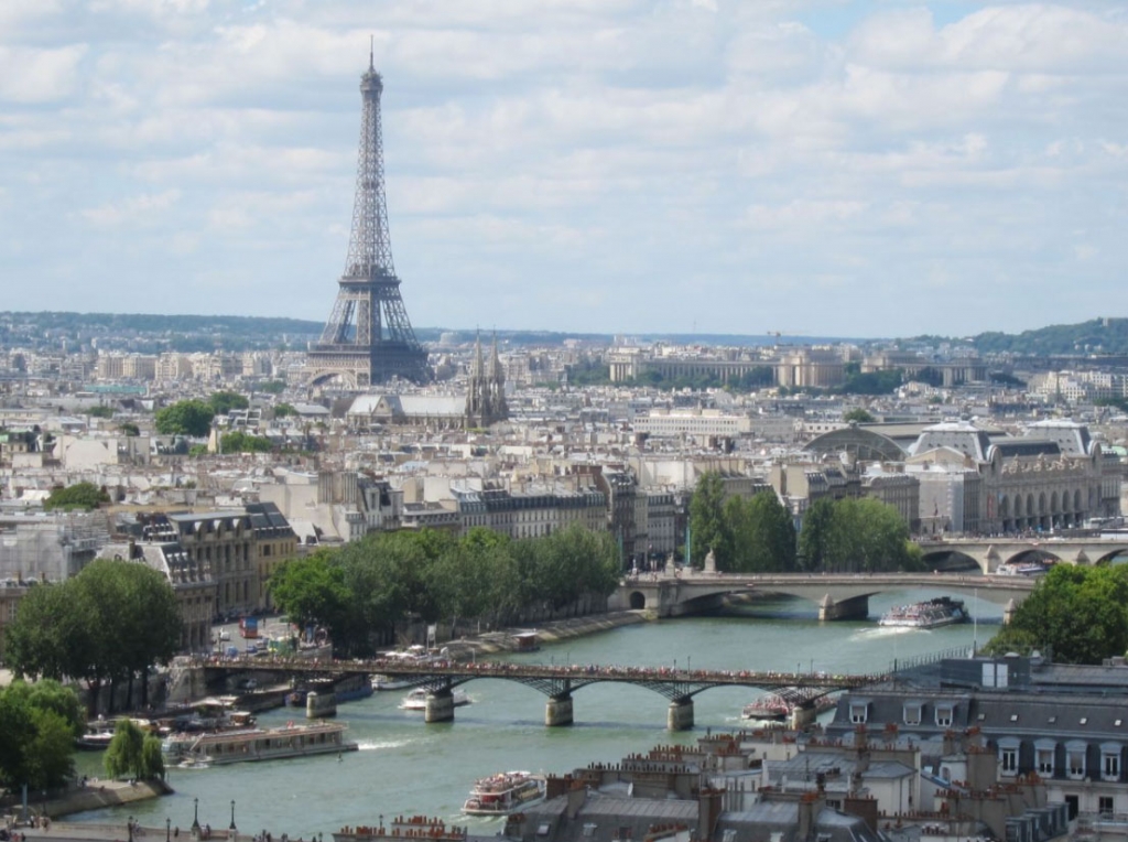 Au pied de la tour Eiffel, la baignade est interdite depuis 1923. (Photo LP/E.L.M.)