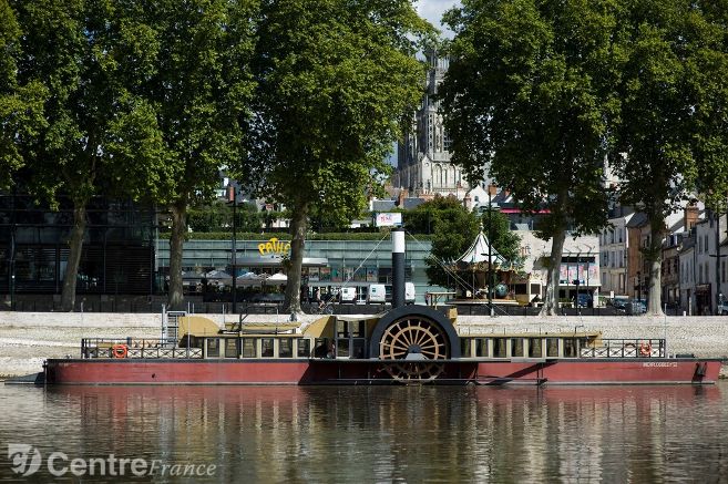 Le bateau amarré quai du Châtelet depuis l'été 2007 a contribué à redynamiser les bords de Loire. Mais, malgré le soutien des collectivités, les difficultés ont été nombreuses pour celles et ceux qui en ont assuré la gérance. (Photo PROUST Pascal)