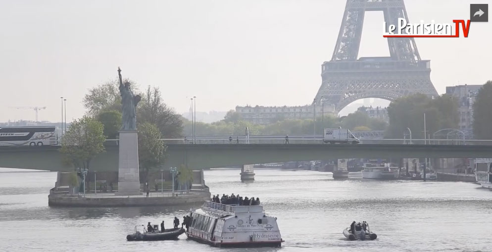 Des hommes encagoulés ont pris d'assaut une péniche jeudi 13 avril entre le Pont Mirabeau et le pont de Grenelle. (Vidéo Le Parisien) 