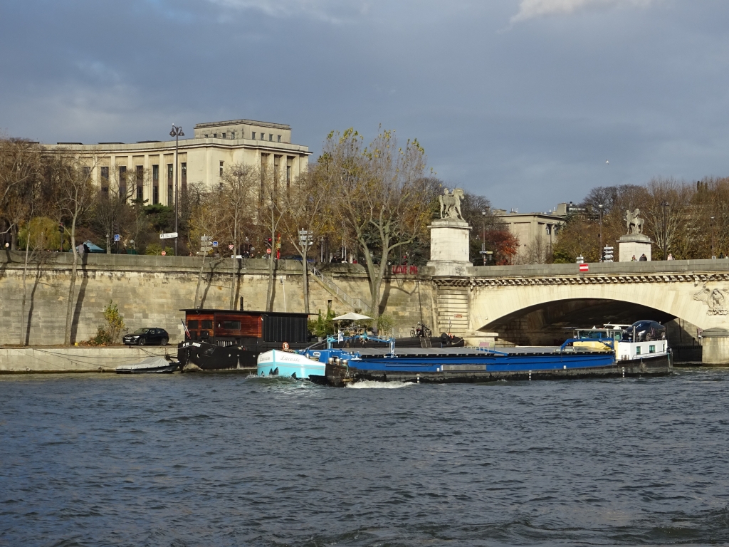 Paris, un bateau de commerce sur la Seine (Photo Virginie Brancotte)
