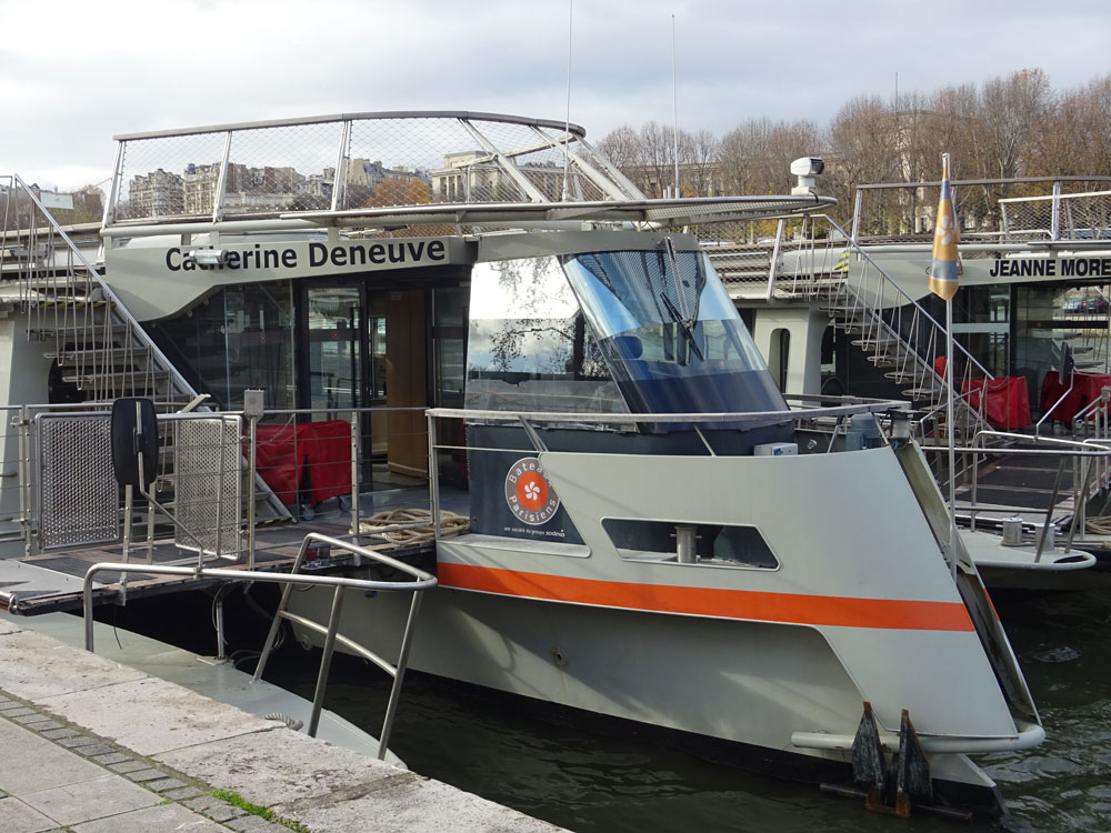 Un bateau de promenade sur la Seine quai de Suffren à Paris (Photo V. Brancotte)