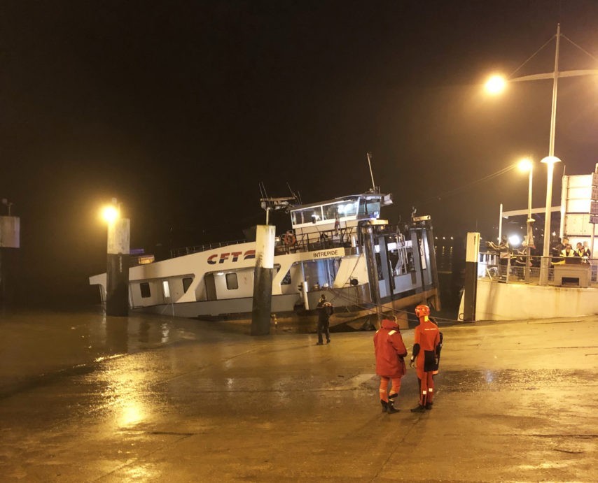 Un bateau s’est échoué à Duclair, près de Rouen (Seine-Maritime), dans la soirée du mardi 19 décembre 2017. (©DR/Photo envoyée par un lecteur)